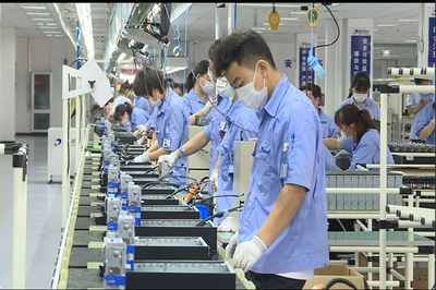 同方湖北宜城工廠:首批“鯤鵬”臺式電腦下線